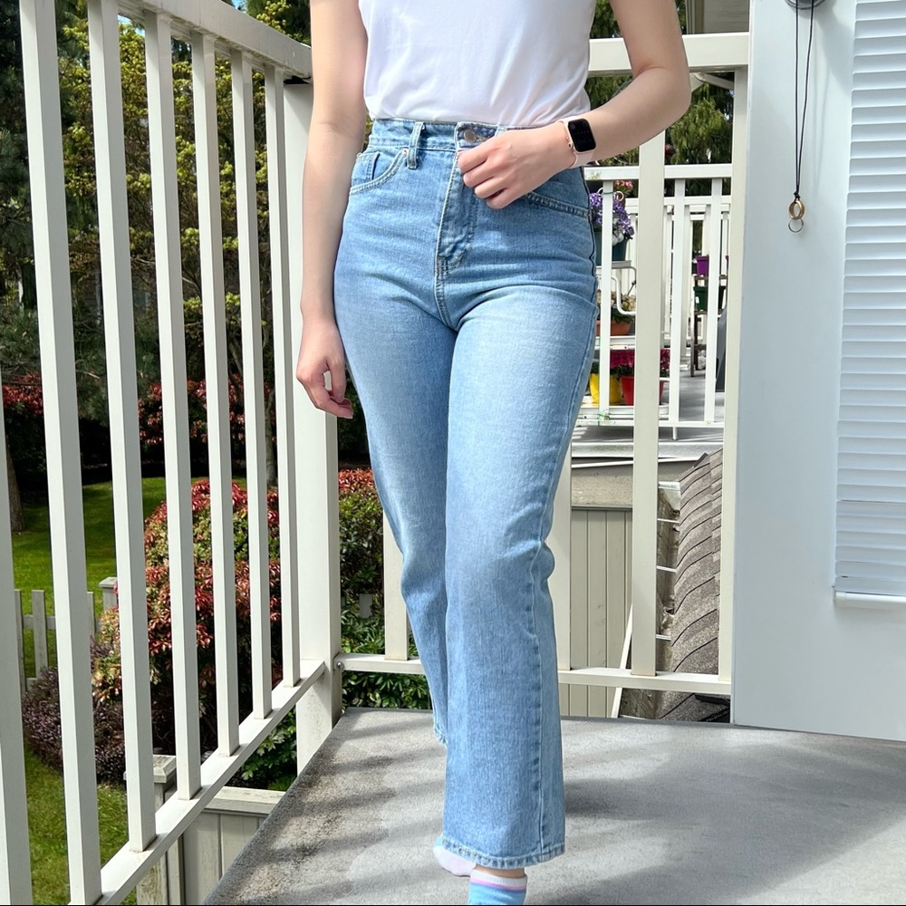 CHUU -5KG LIGHT WASH HIGH WAISTED JEANS